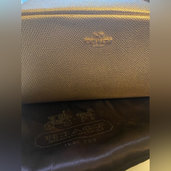 Coach Gold Bag - Picture 4 of 8